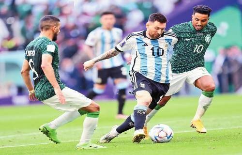 为什么外野手在回传球时倾向于采用低平球而非高弧度传球